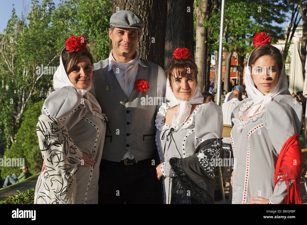 Persone che indossano i costumi tradizionali, Fiestas de San Isidro Labrador, Madrid, Spagna Foto Stock