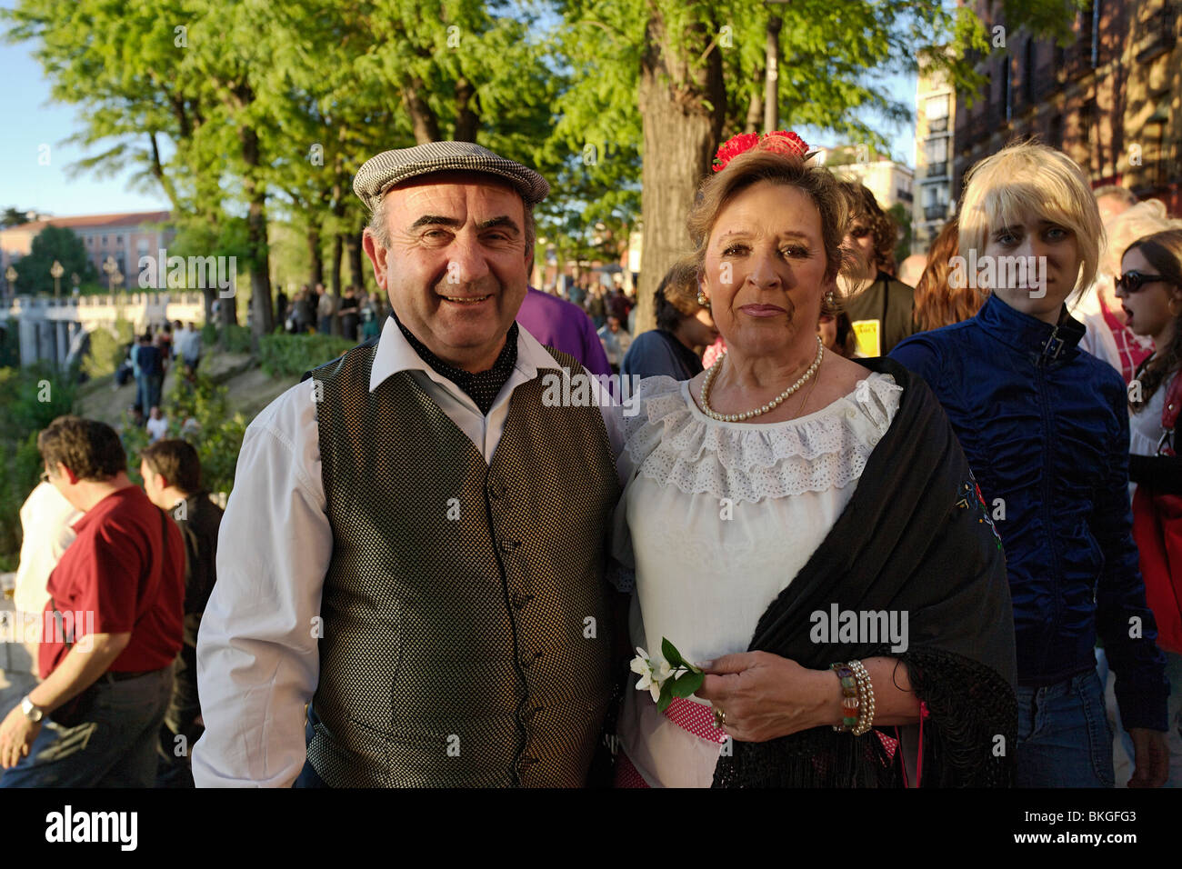 Giovane indossando costumi tradizionali, Fiestas de San Isidro Labrador, Madrid, Spagna Foto Stock