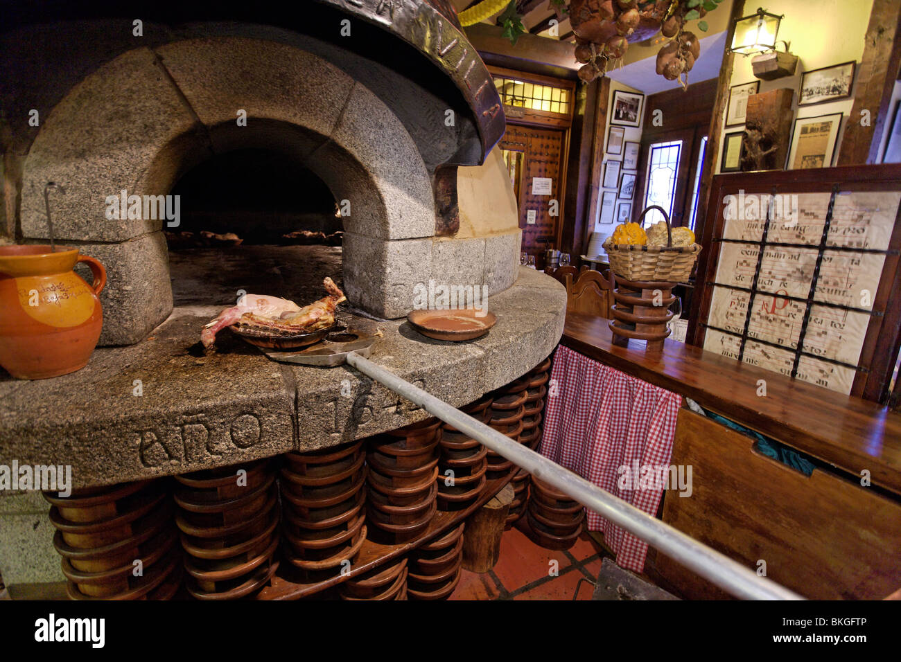 Arrosto di agnello preparato in un forno a legna, la posada de la Villa,  Cava Baja, Madrid, Spagna Foto stock - Alamy