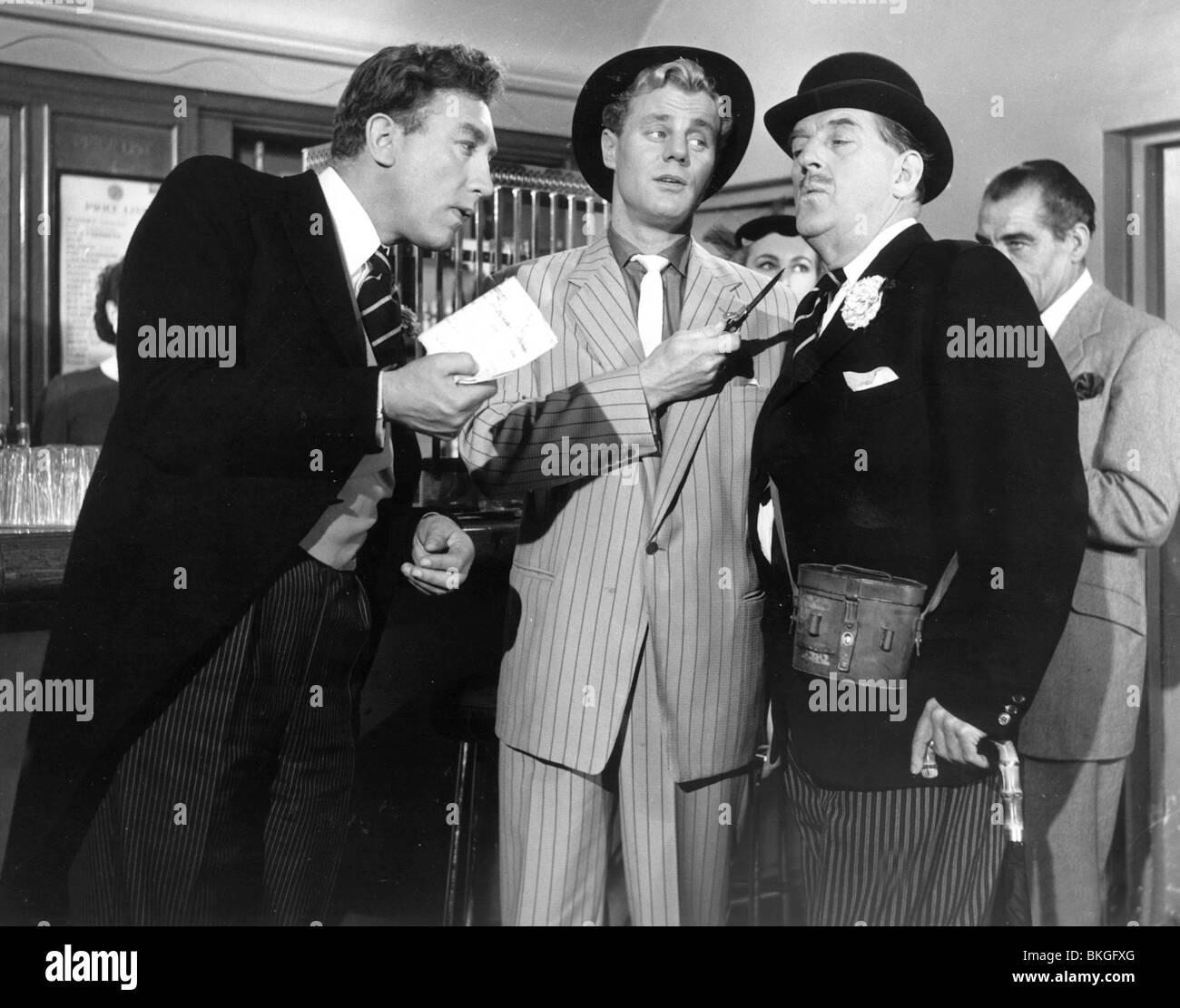 Salti di gioia (1955) FRANKIE HOWERD, TONY WRIGHT, STANLEY HOLLOWAY JFJY 002P Foto Stock