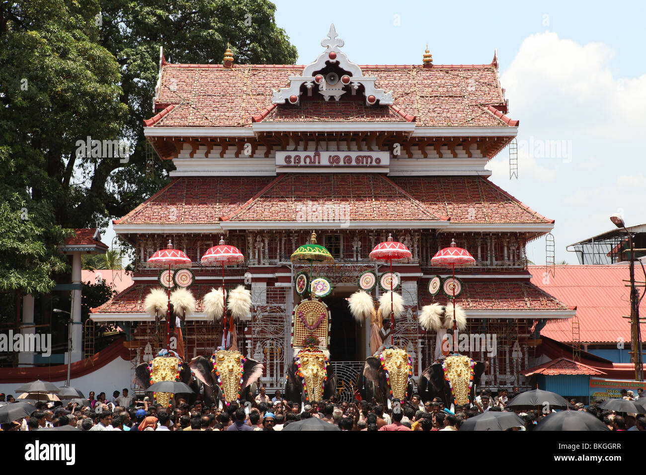 Bandiera issata cerimonia in collegamento con pooram festival a thrissur Foto Stock