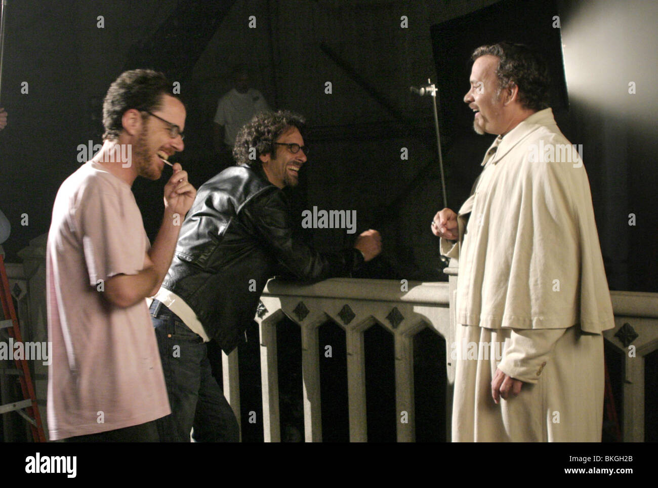 Sul set " LADYKILLERS" (2004) con Ethan Coen (DIR), Joel Coen (DIR), Tom Hanks LAKI 001-F02 Foto Stock