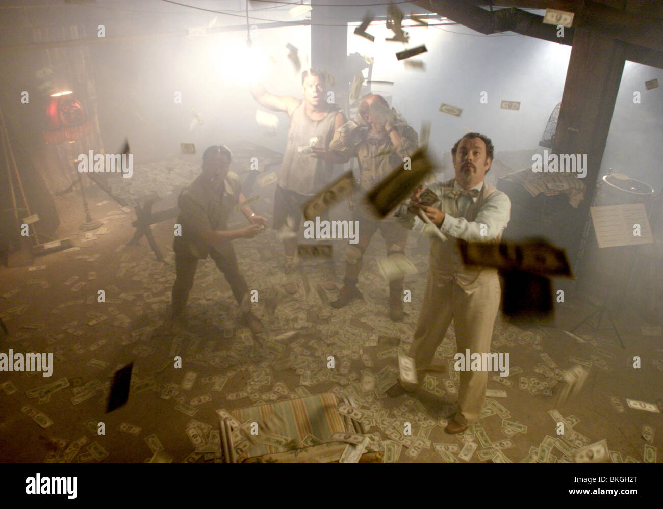 Il LADYKILLERS (2004) TZI MA, RYAN HURST, J K SIMMONS, Tom Hanks LAKI 001-009 Foto Stock