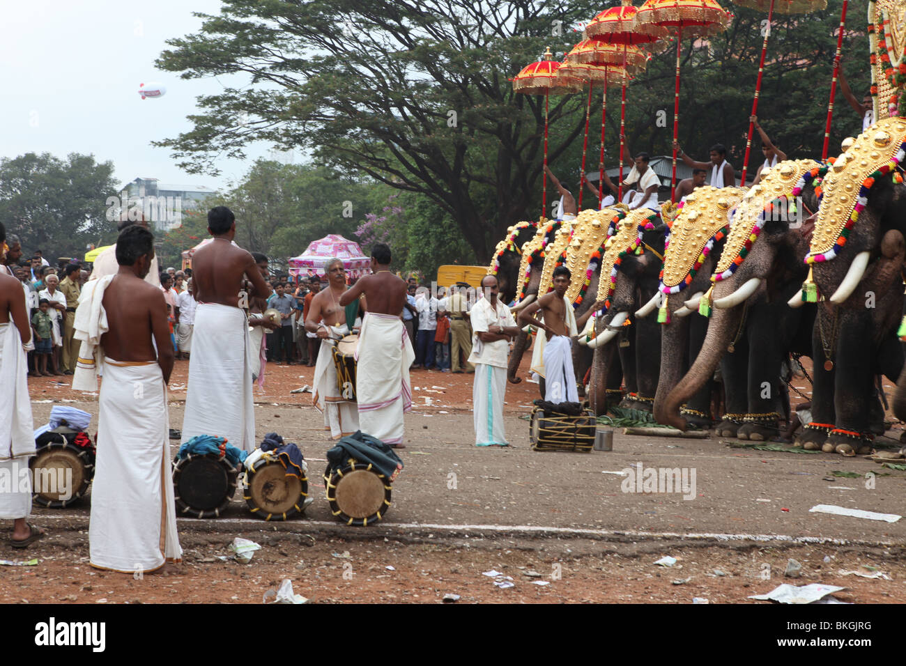 Gioco del tamburo in connessione con thrissur pooram festival,svolte ogni anno in aprile/maggio Foto Stock