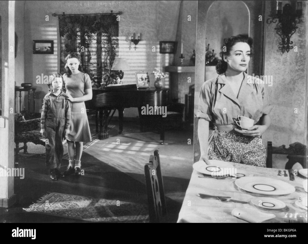 MILDRED PIERCE (1945) JO ANN MARLOWE, ANN BLYTH, Joan Crawford MPRC 006P Foto Stock