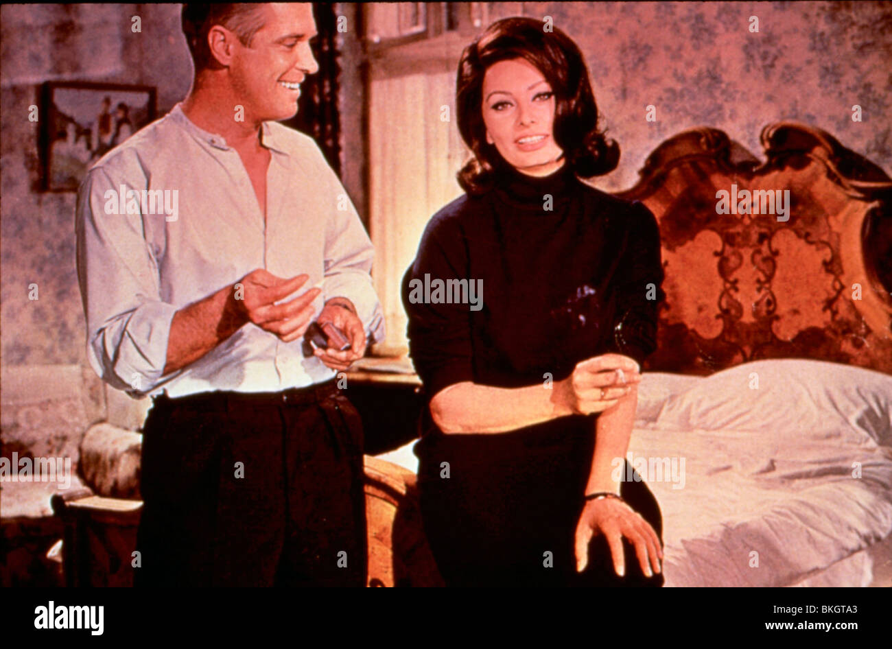 Il funzionamento di tiro con la balestra (1965) la grande missione di spionaggio (ALT) GEORGE PEPPARD, SOPHIA LOREN OPC 005 Foto Stock