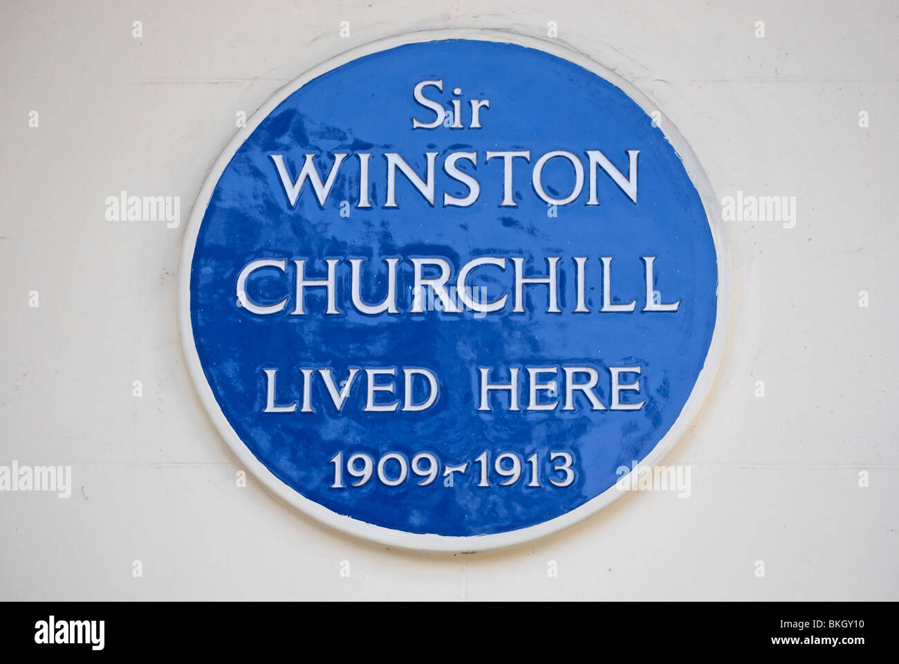 Targa blu segnando un ex casa, dal 1909 al 1913, di Sir Winston Churchill, in Eccleston Square, Londra, Inghilterra Foto Stock