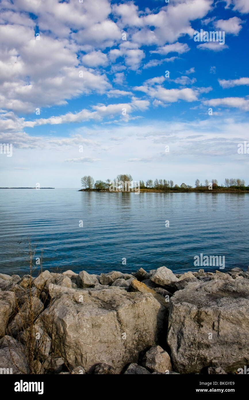 Cielo blu acqua di lago tranquillo rock natura selvaggia vita Canada Ontario Foto Stock