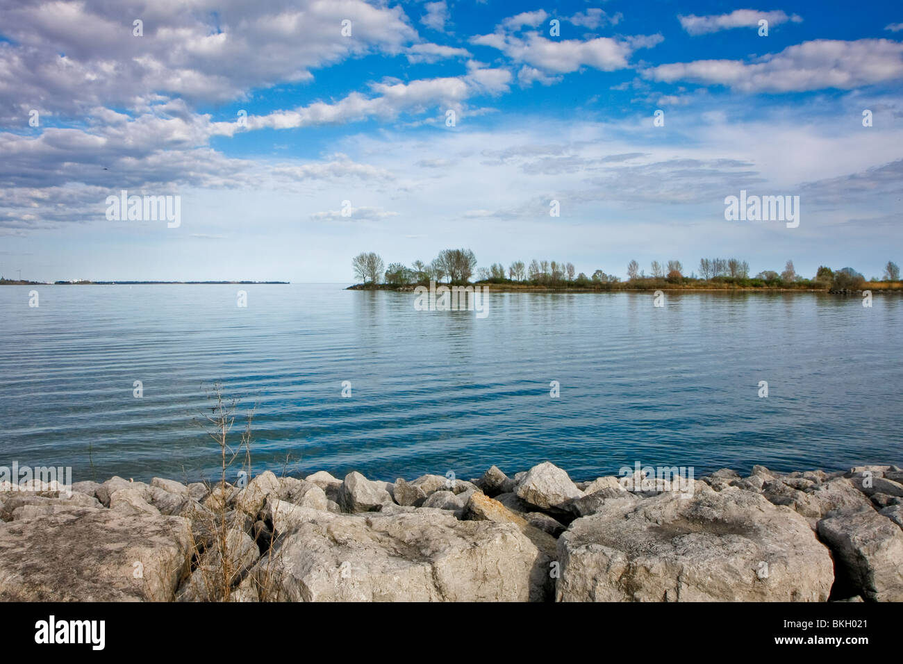 Cielo blu acqua di lago tranquillo rock natura selvaggia vita paesaggio Foto Stock