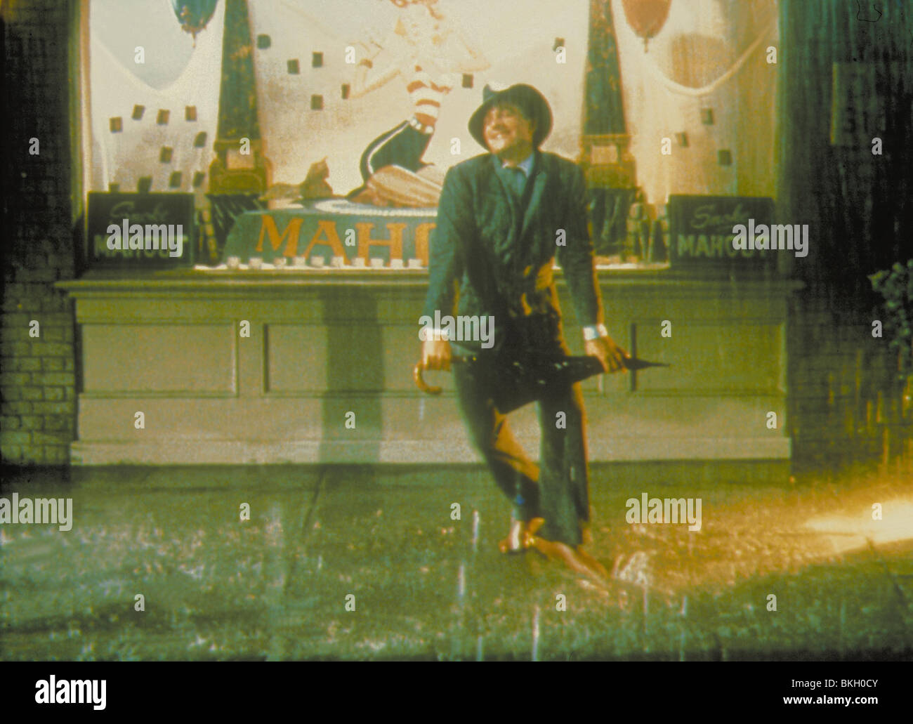 SINGIN nella pioggia (cantando sotto la pioggia) (1952) Gene Kelly SIR 084 Foto Stock