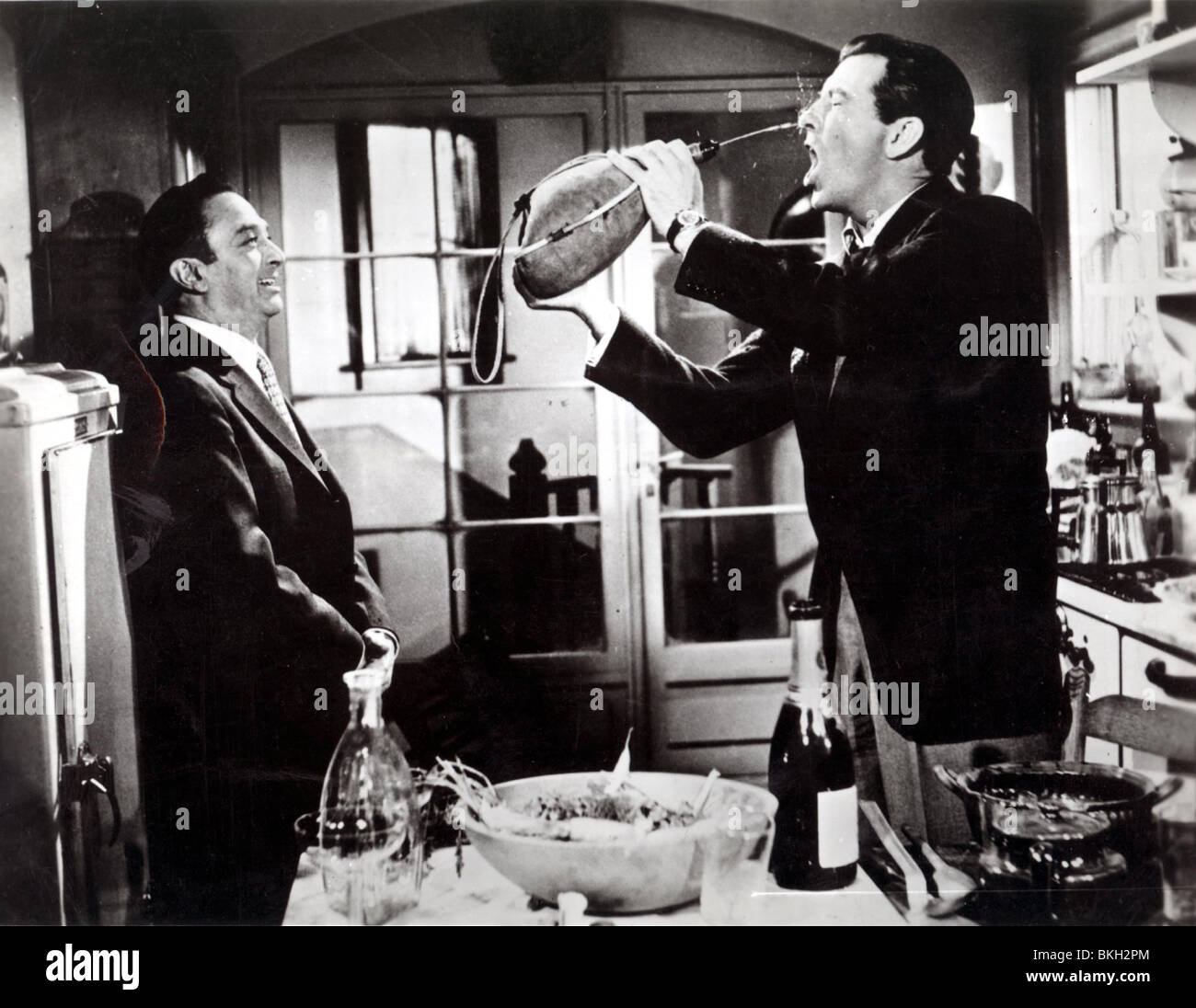 Il tempo di azione (1957) punta su un fantino morto (ALT) MARCEL DALIO, ROBERT TAYLOR TFAC 002P Foto Stock