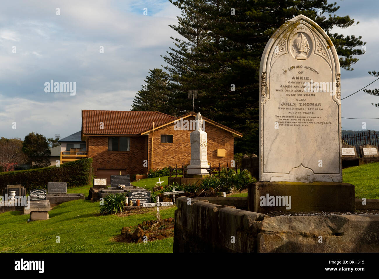 Cimitero di Kiama e case, Kiama, Nuovo Galles del Sud, Australia. Foto Stock