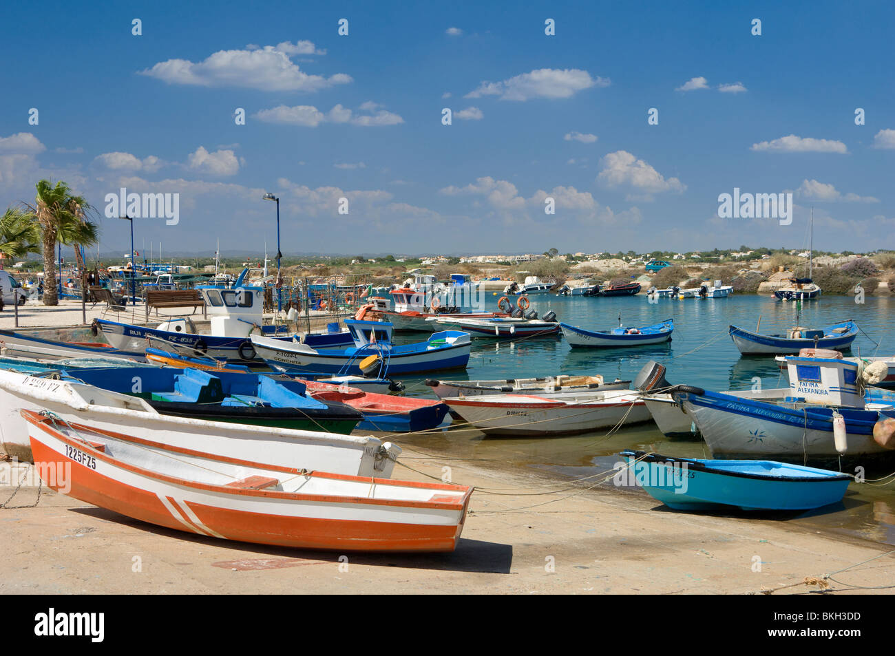 Il Portogallo, Algarve, Fuzeta, pesca barche nel porto Foto Stock