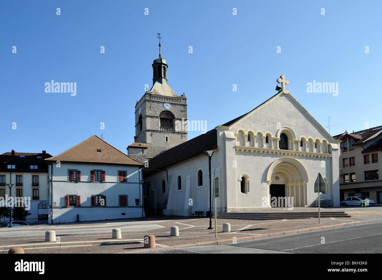 Chiesa cattolica nella cittadina francese di Evian Les Bains sulla riva del lago di Ginevra Foto Stock