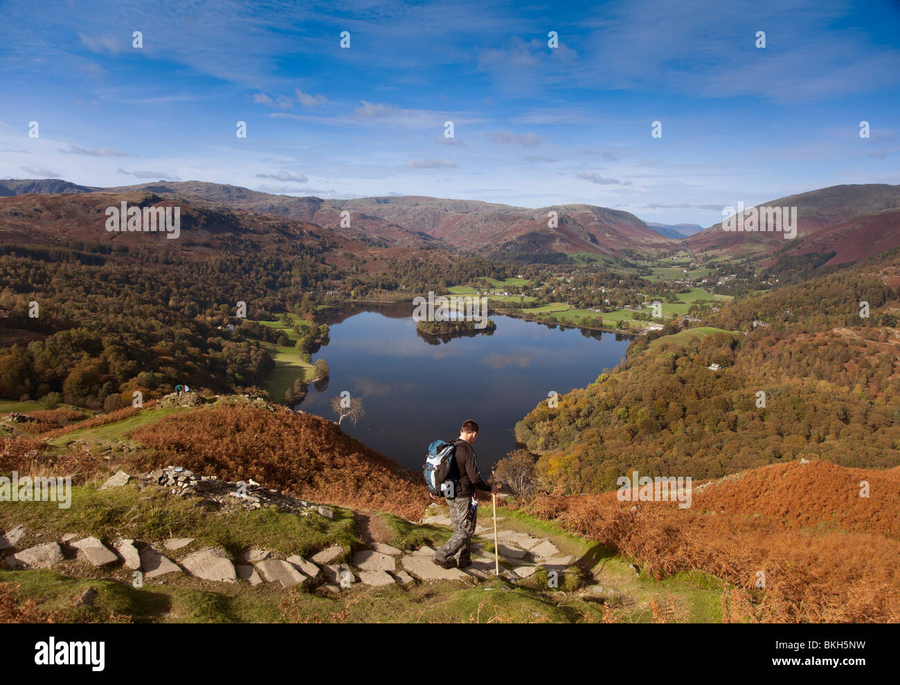 Vista su Grasmere e villaggio di Grasmere da Loughrigg Terrazza in autunno, Lake District, Cumbria Foto Stock