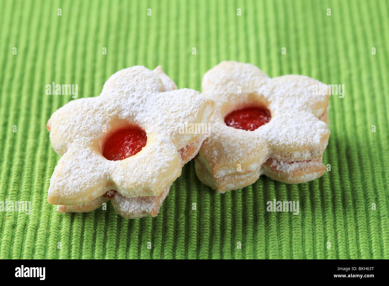 Inceppamento frollini cookies su un tovagliolo verde Foto Stock