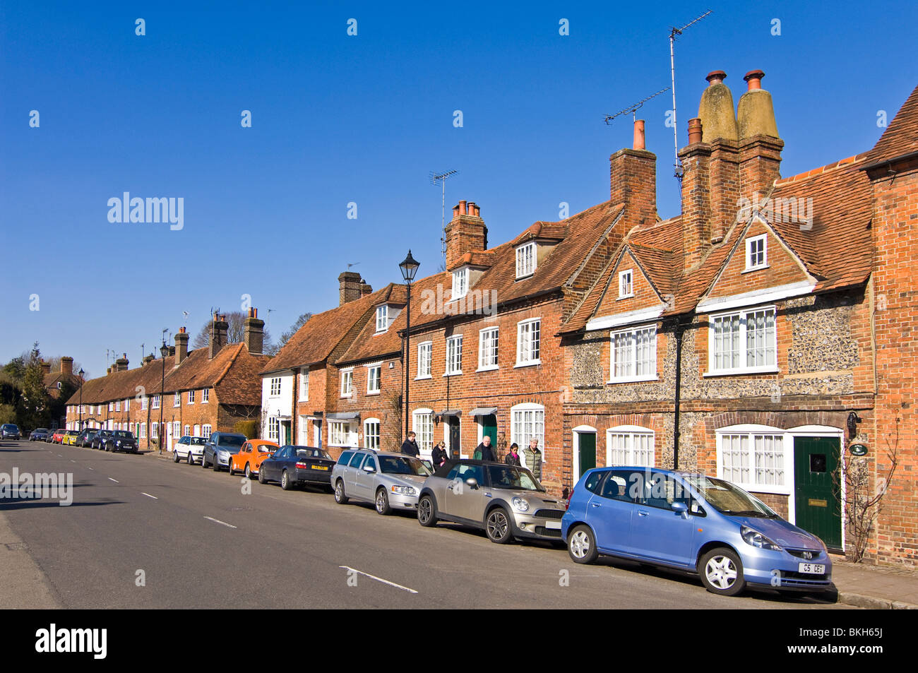 Orizzontale di un ampio angolo di visione del tipico in mattoni rossi e pietra focaia edifici georgiani di Old Amersham, Buckinghamshire in una giornata di sole Foto Stock