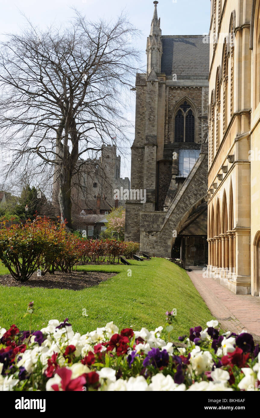 Rochester Cathedral (Rochester Castle in background) Foto Stock