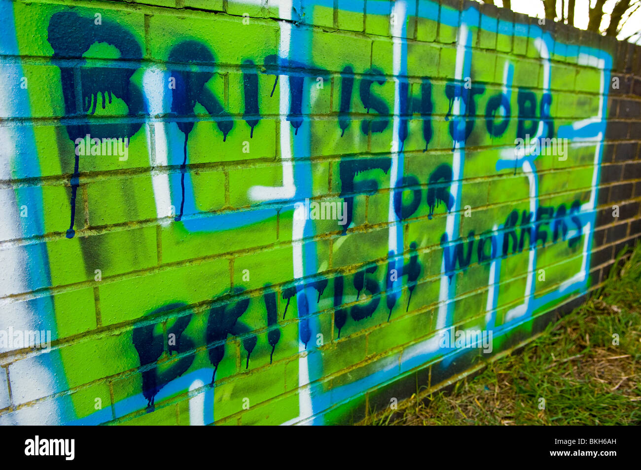Slogan politici dipinta su un muro di mattoni "posti di lavoro britannici per i lavoratori britannici", certo. Foto Stock