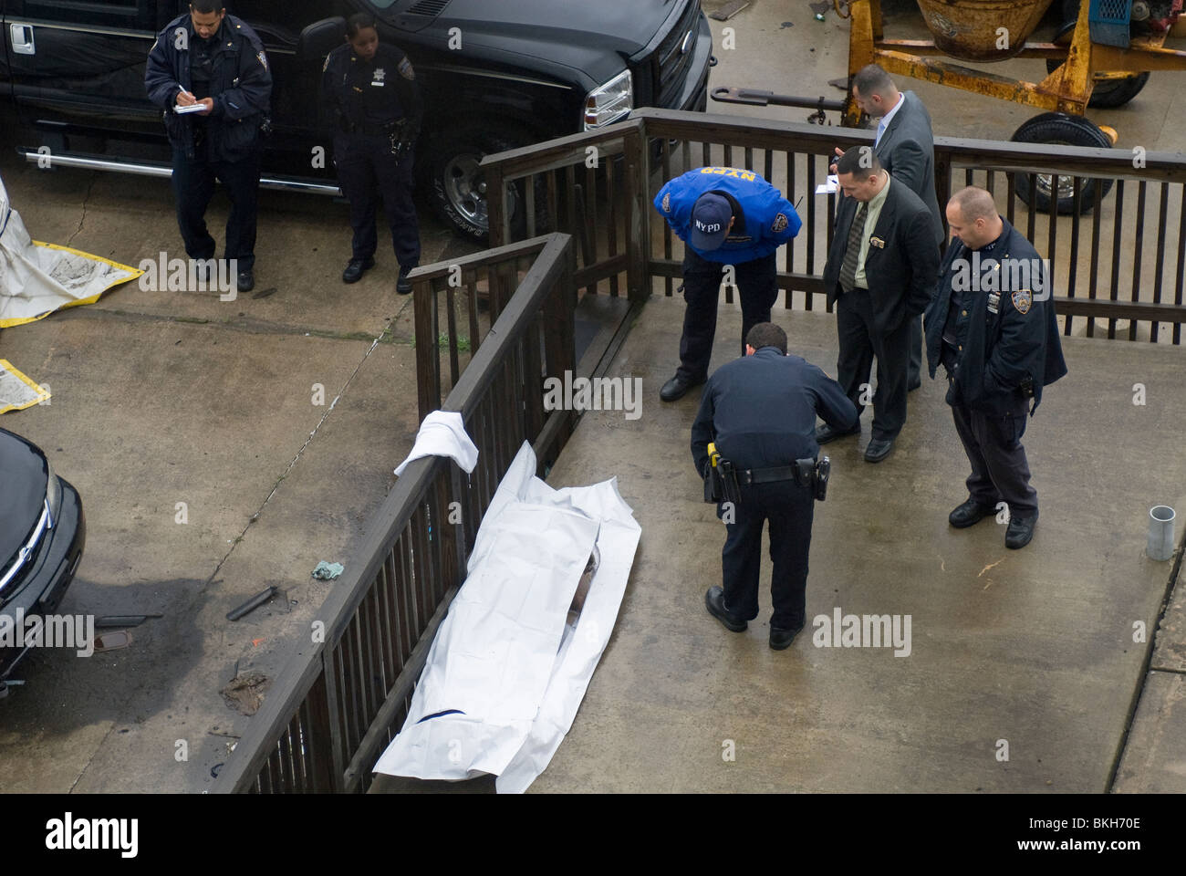 Ufficiali di NYPD attendono l arrivo del coroner dopo la rimozione di un corpo galleggiante nelle acque inquinate di Newtown Creek in NY Foto Stock