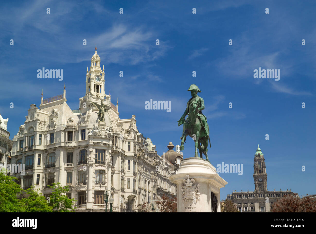 Il Portogallo, la Costa Verde, Porto, Avenida dos Aliados nel centro della citta'. La statua di Dom Pedro IV. Foto Stock
