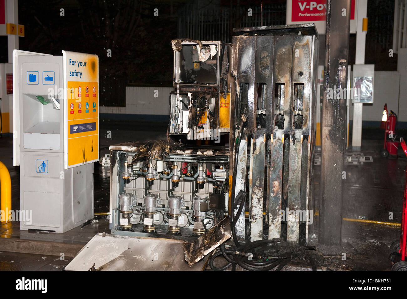 Stazione di benzina della pompa carburante distrutto da un incendio accidentale mentre la macchina di riempimento Foto Stock