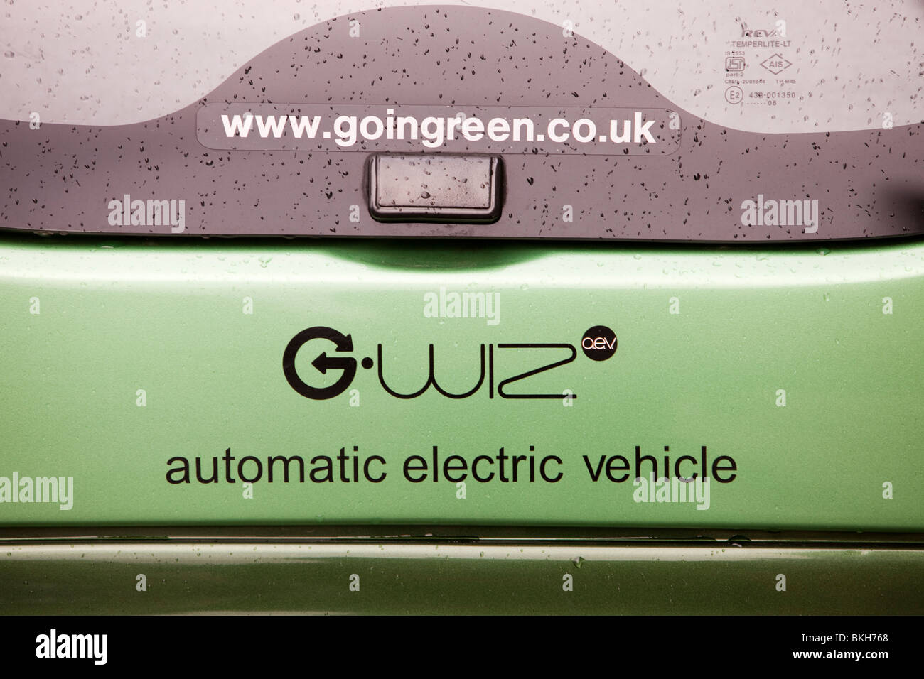 Un G-Wiz auto elettriche per le strade di Londra, Regno Unito. Tali veicoli a emissioni zero aiutano a combattere il cambiamento climatico. Foto Stock