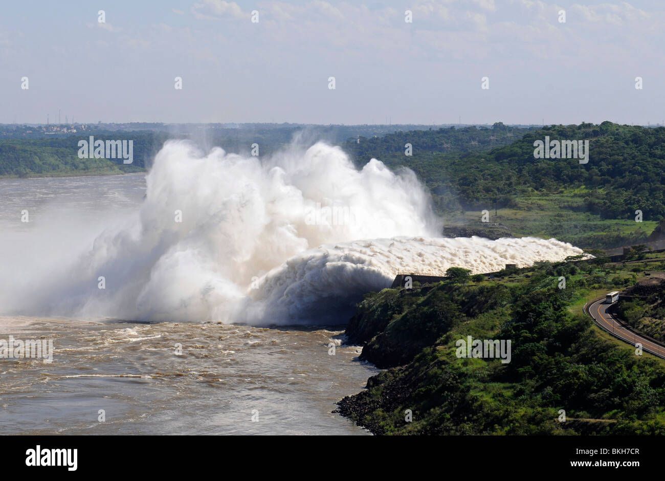 La Diga di Itaipu, un massiccio centrale idroelettrica sul fiume Parana, Brasile Foto Stock