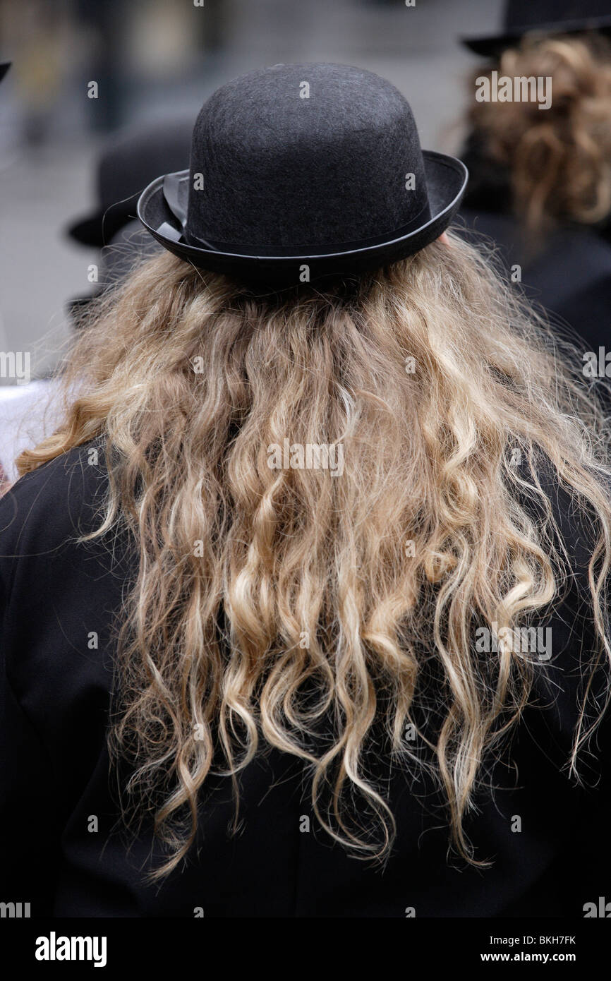 Bowler cappello capelli biondi Foto Stock