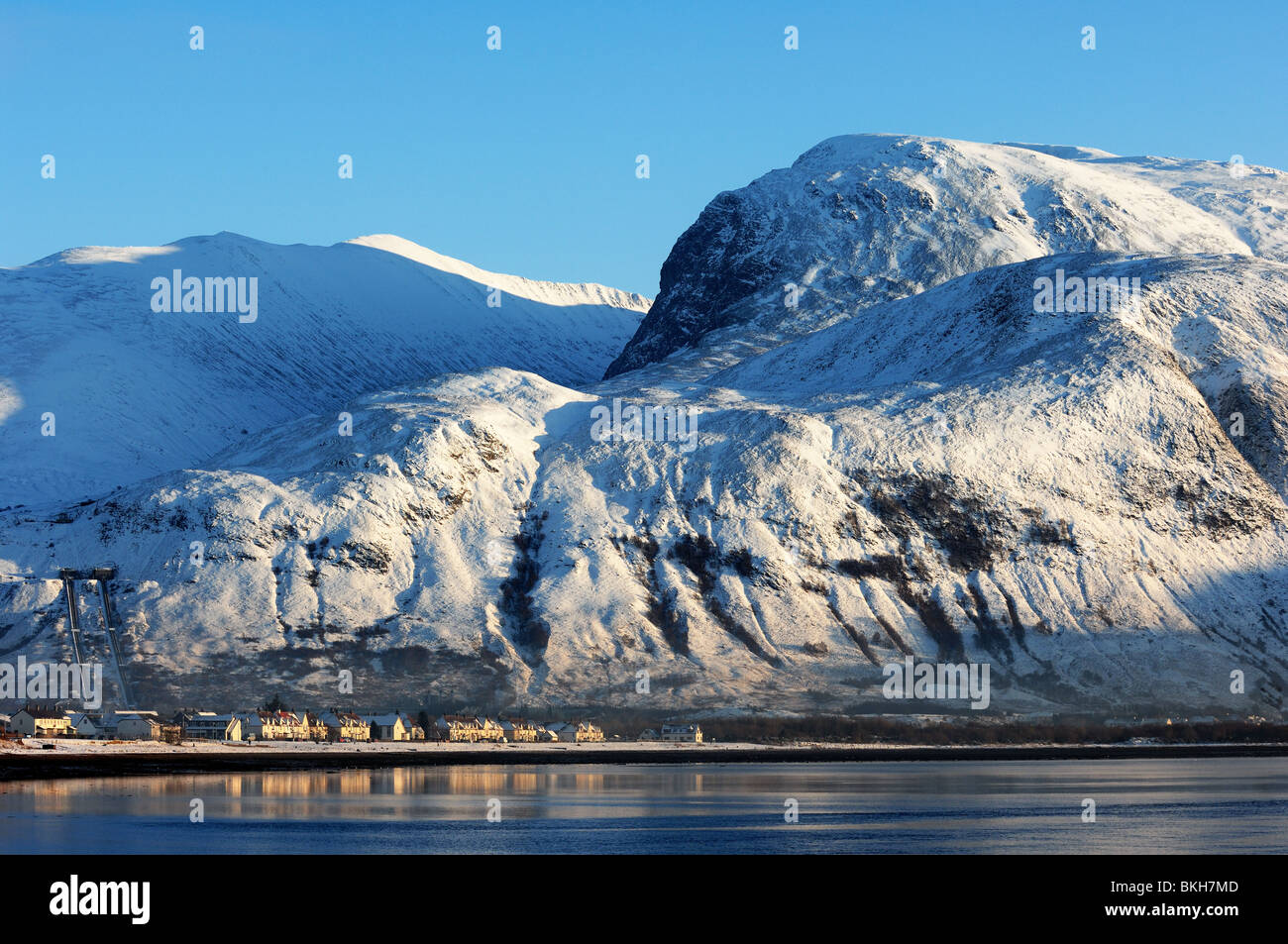 Ben Nevis incombe sul Caol vicino a Fort William e dove le temperature sono attesi a tuffo per meno di venti questo weekend,Highlands scozzesi Scozia Scotland Foto Stock