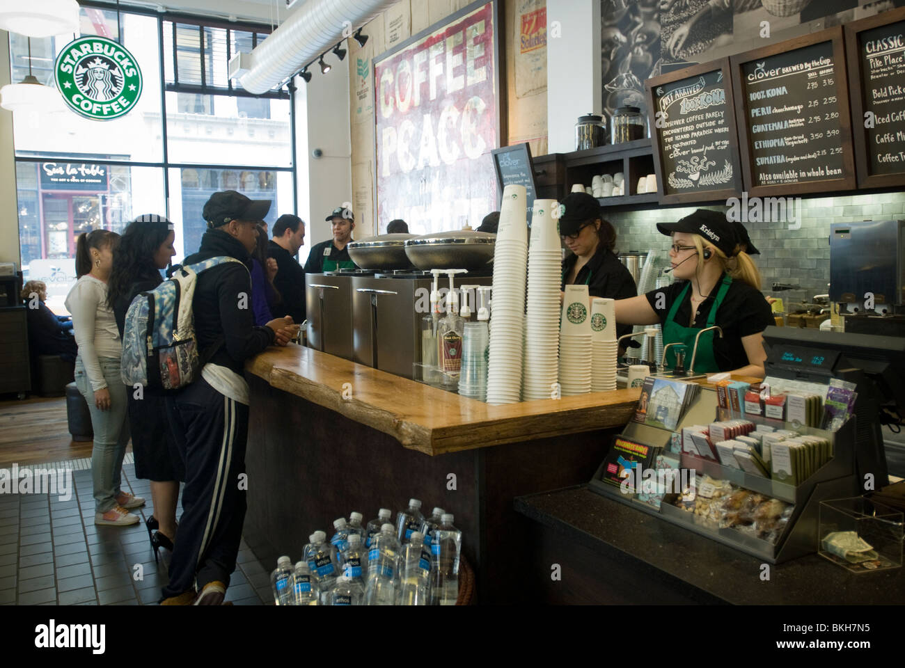 Starbucks Coffee Company Spring Street Cafe nel quartiere di Soho di New York Foto Stock