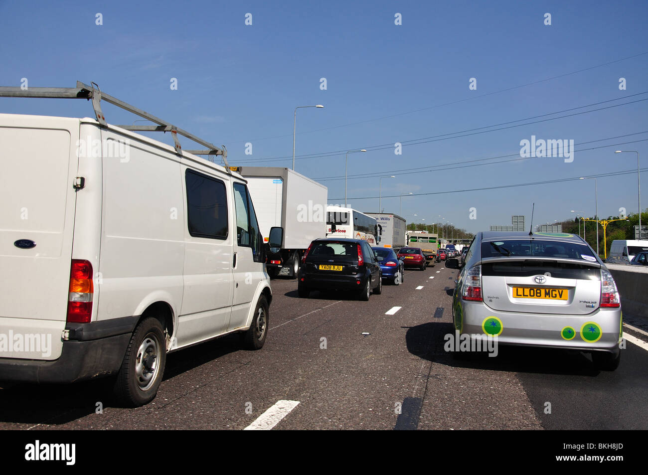 Il traffico pesante su M25 Autostrada, Greater London, England, Regno Unito Foto Stock