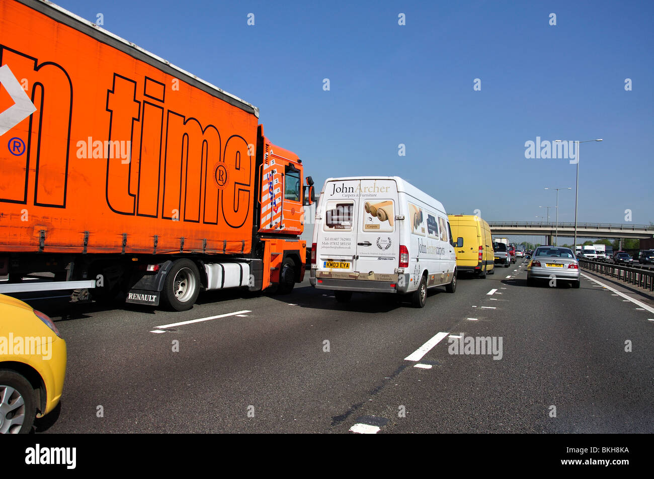 Il traffico pesante su M25 Autostrada, Greater London, England, Regno Unito Foto Stock