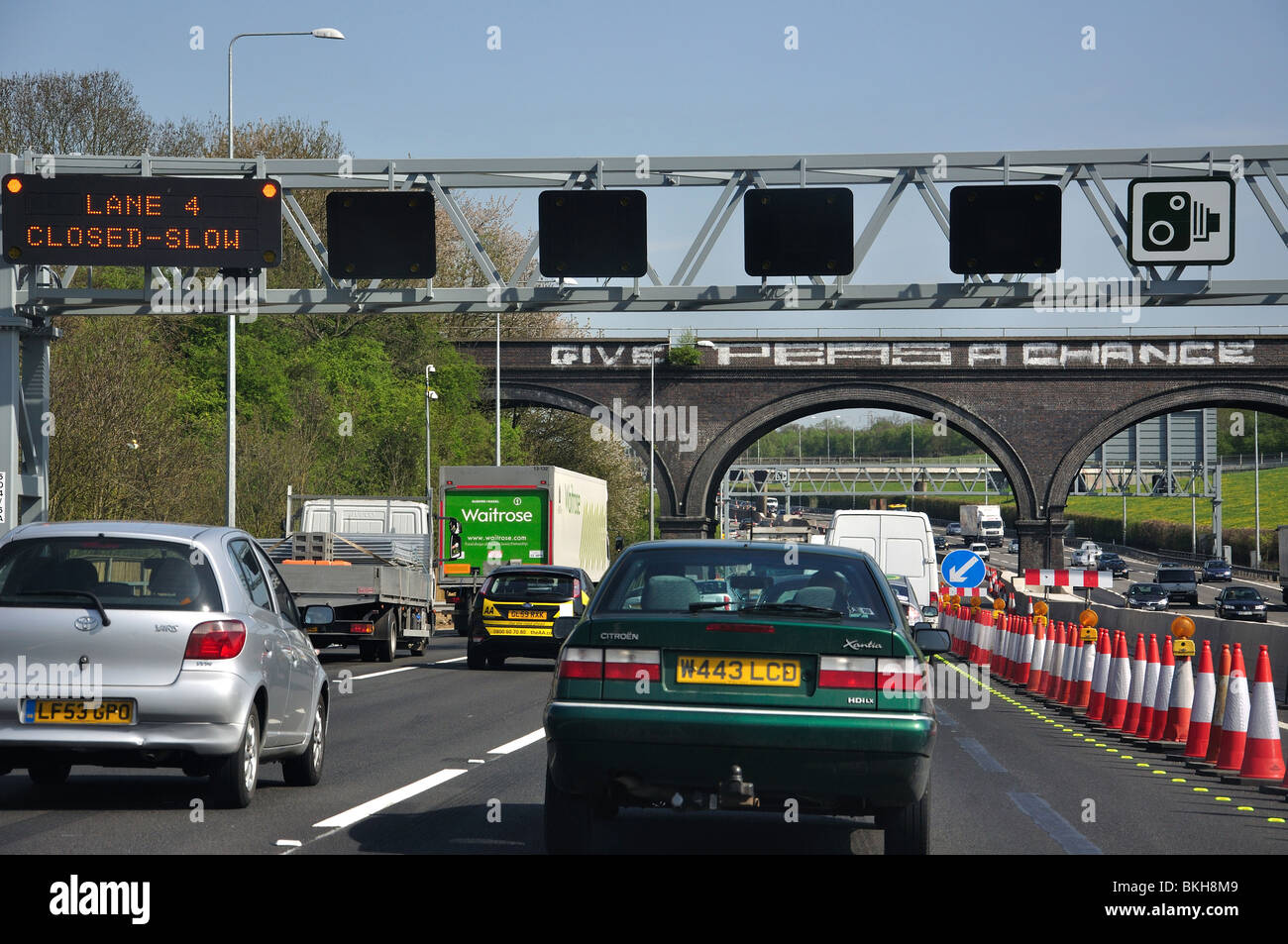 Il traffico pesante su M25 Autostrada, Greater London, England, Regno Unito Foto Stock
