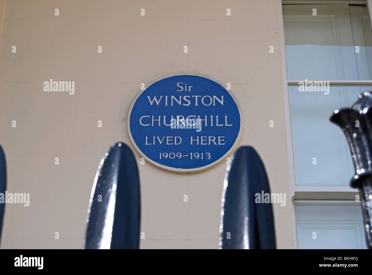 Targa blu segnando un ex casa, dal 1909 al 1913, di Sir Winston Churchill, in Eccleston Square, Londra, Inghilterra Foto Stock