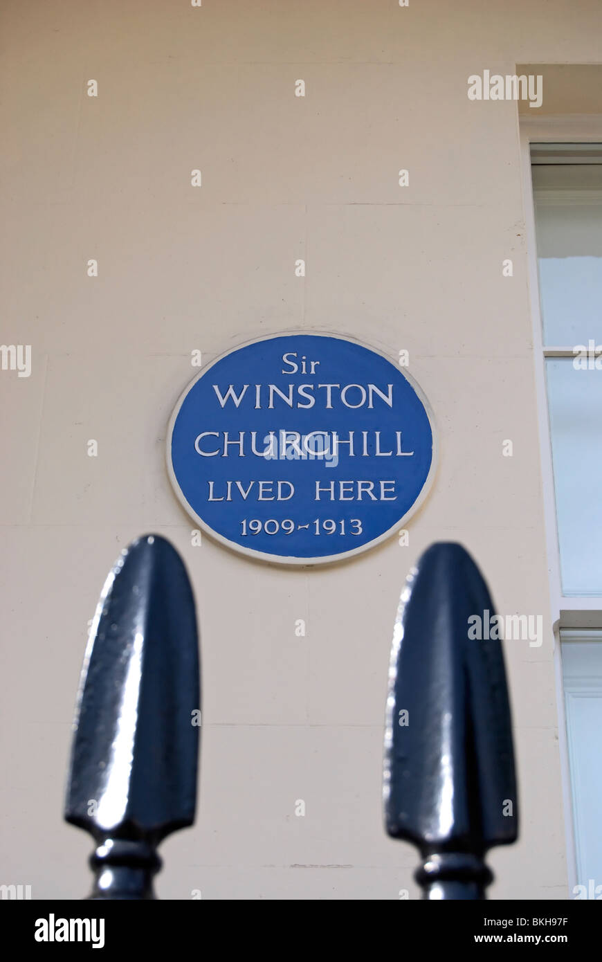 Targa blu segnando una casa, dal 1909 al 1913, di Sir Winston Churchill, in Eccleston Square, Londra, Inghilterra Foto Stock