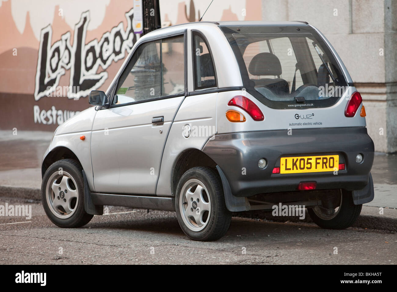 Un G-Wiz auto elettriche per le strade di Londra, Regno Unito. Tali veicoli a emissioni zero aiutano a combattere il cambiamento climatico. Foto Stock