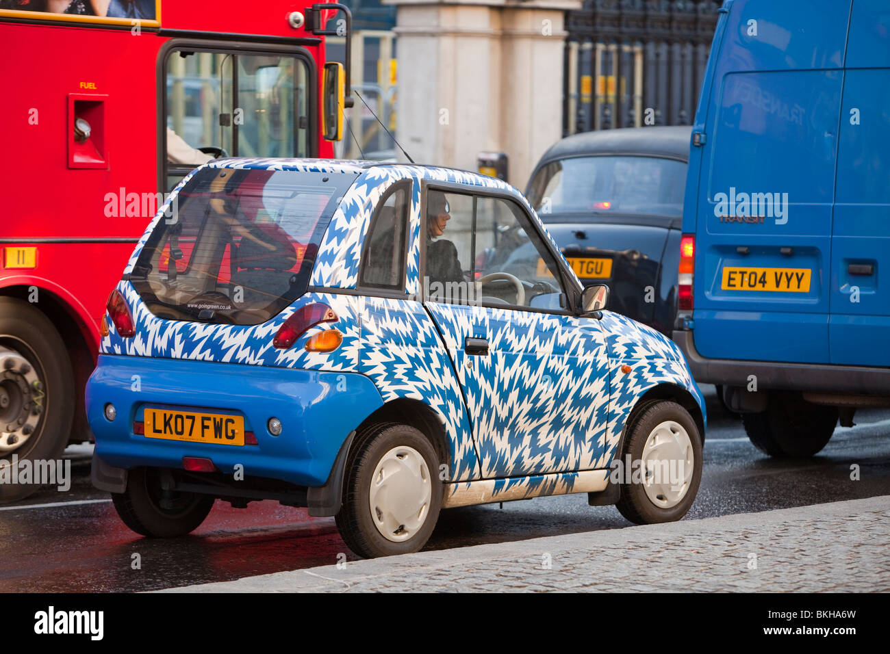 Un G-Wiz auto elettriche per le strade di Londra, Regno Unito. Tali veicoli a emissioni zero aiutano a combattere il cambiamento climatico. Foto Stock