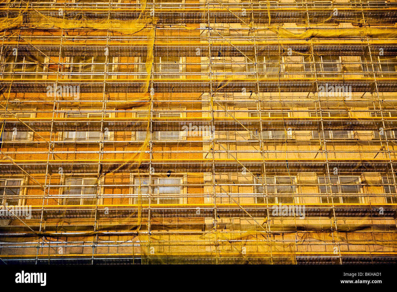 Edifici in restauro coperta da impalcature e tessuto a rete, Madrid, Spagna Foto Stock