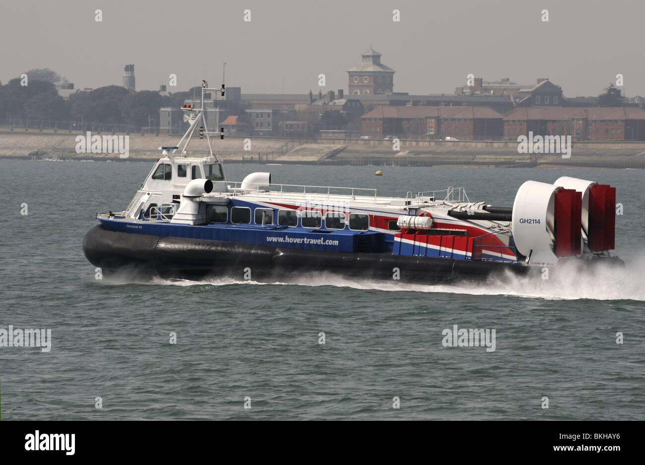 Isola di Wight hovercraft il servizio lascia Southsea, Hampshire, con Gosport in background Foto Stock