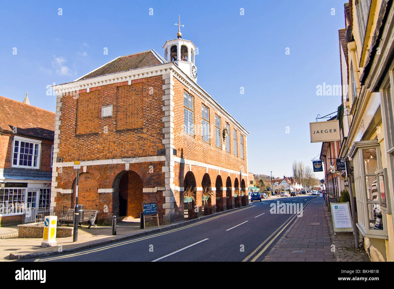 Orizzontale di un ampio angolo di visione del prominente in mattoni rossi Market Hall di Old Amersham High Street in una giornata di sole. Foto Stock