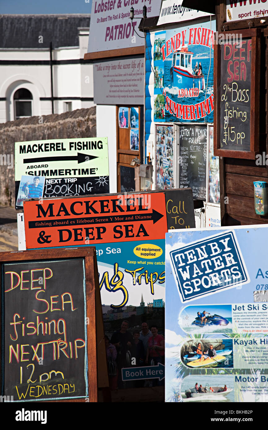 La pesca e la gita in barca annunci a porto Tenby Wales UK Foto Stock