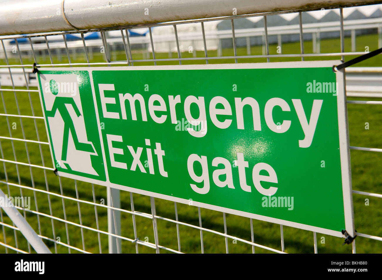 Uscita di emergenza cancello segno fire UK Foto Stock