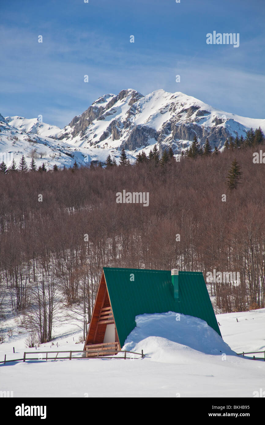 Casa turistica sulla montagna Zabljak, neve invernale, Durmitor, Montenegro Foto Stock