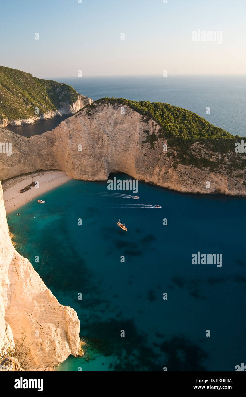 Isola ionica di Zante - Grecia. Vista da sopra alla famosa spiaggia ' il relitto' - Navagio Foto Stock