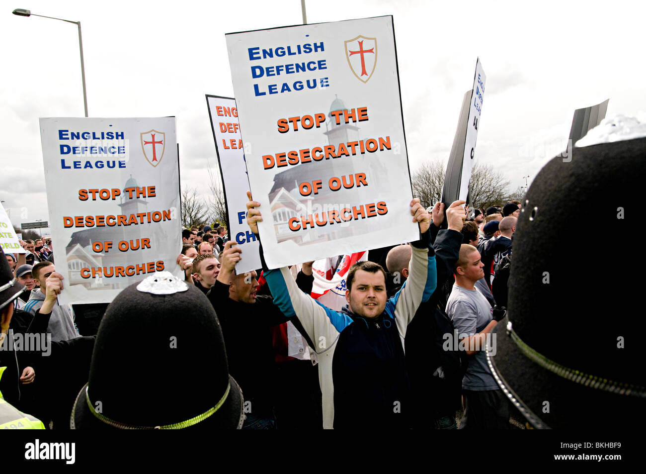 Demo di edl a Dudley Regno Unito contro la costruzione di una moschea l'EDL affermano di essere fatta di persone contro l'estremismo islamico, tuttavia Foto Stock