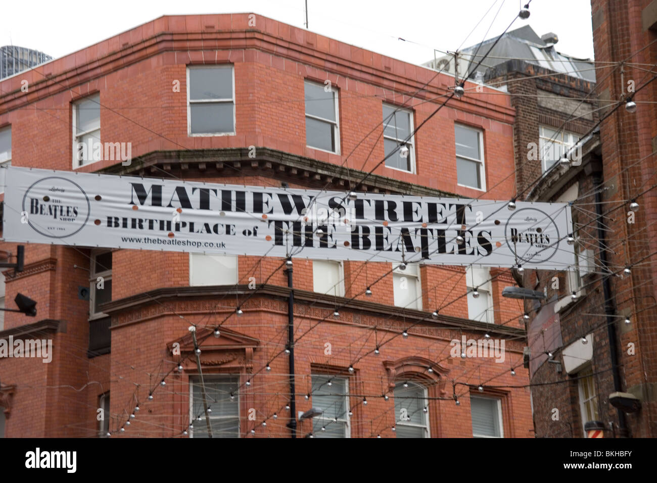 Matthew Street e banner dei Beatles, Liverpool Foto Stock