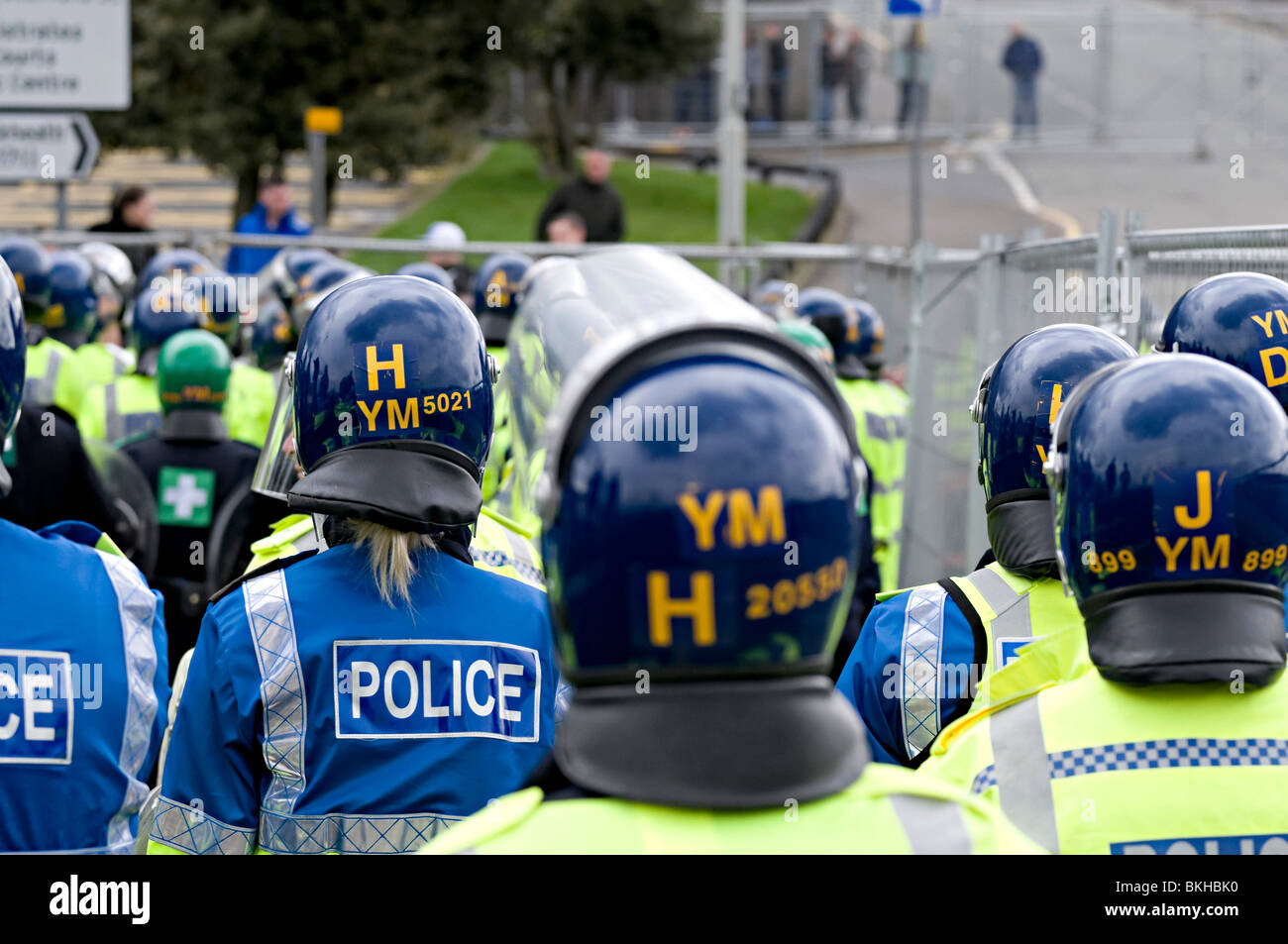 Difesa inglese league ala destra protestare ancora moschea a Dudley marzo 2010 Riot Police Foto Stock