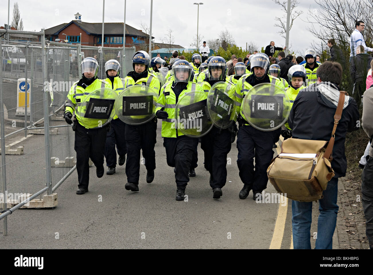 Difesa inglese league ala destra protestare ancora moschea a Dudley marzo 2010 Riot Police Foto Stock