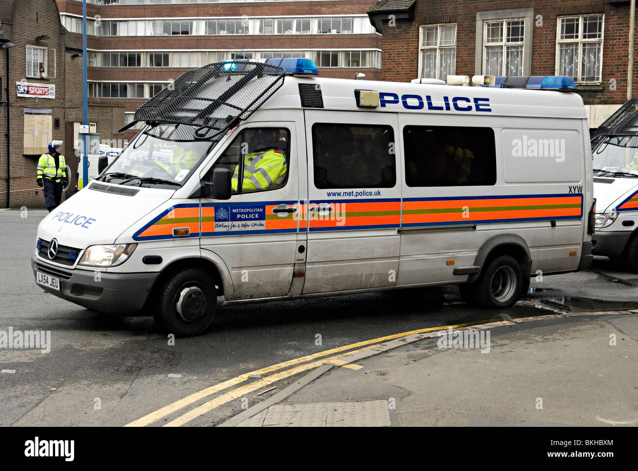 Polizia furgoni presso l'EDL demo DUDLEY in aprile 2010 Foto Stock